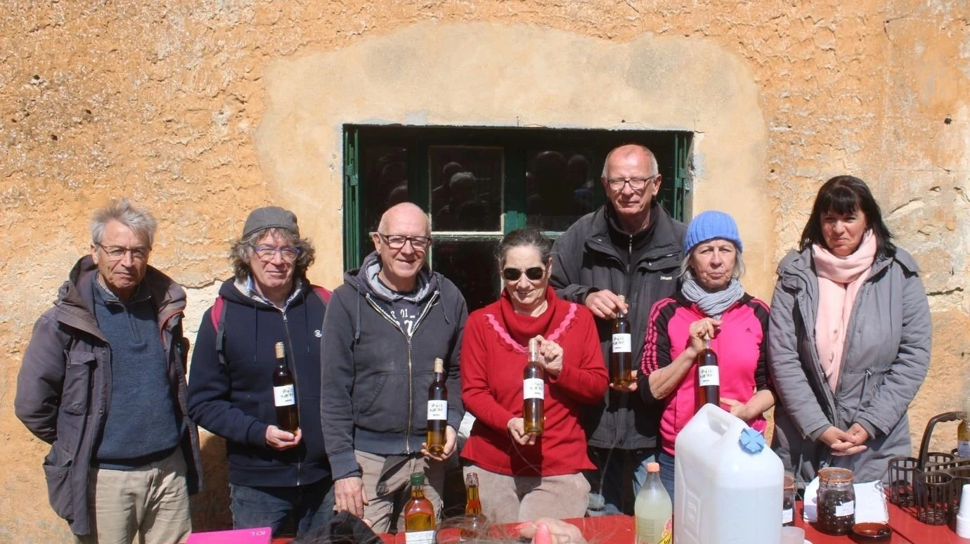 Membres de l'association La Fabrique du Ventoux en train de travailler sur le site des anciennes papeteries de Malaucène
